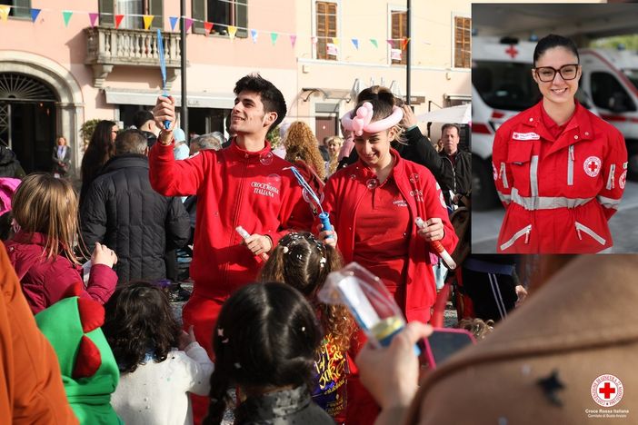 Giovani volontari di cri in piazza. Nel riquadro, Valentina Turri Giovani volontari di cri in piazza. Nel riquadro, Valentina Turri