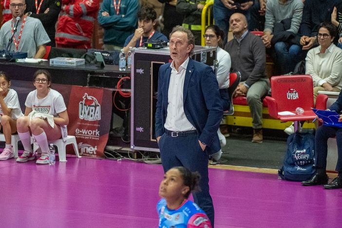 Il coach di Novara, mister secolo Lorenzo Bernardi. In galleria le foto di Lega Volley Femminile Il coach di Novara, mister secolo Lorenzo Bernardi. In galleria le foto di Lega Volley Femminile