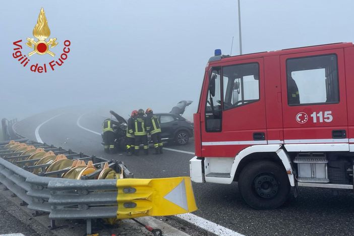 Auto contro il guard rail: soccorsi in azione sull'A9 Auto contro il guard rail: soccorsi in azione sull'A9