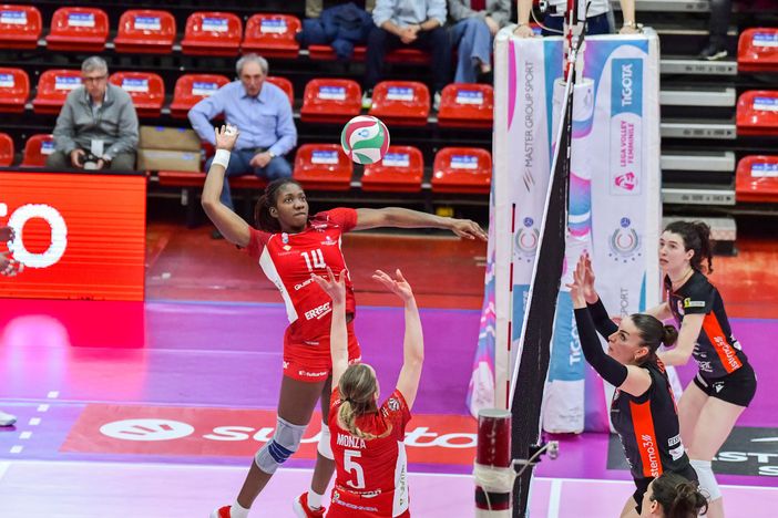 Un grosso abbraccio per Fatim Kone (foto Loris Marini per Futura Volley) Un grosso abbraccio per Fatim Kone (foto Loris Marini per Futura Volley)