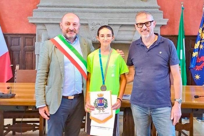 Michelle Spinoni della Ju Green premiata dal sindaco di Somma Lombardo