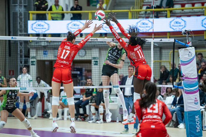 Eckl e Obossa sugli scudi nella vittoria della Uyba (Foto Lega Volley Femminile Serie A)