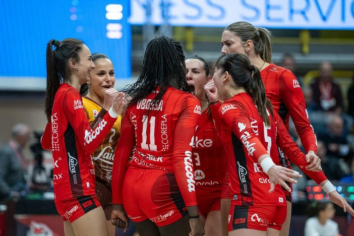 L'arena si scalda: domenica la UYBA sfida Macerata