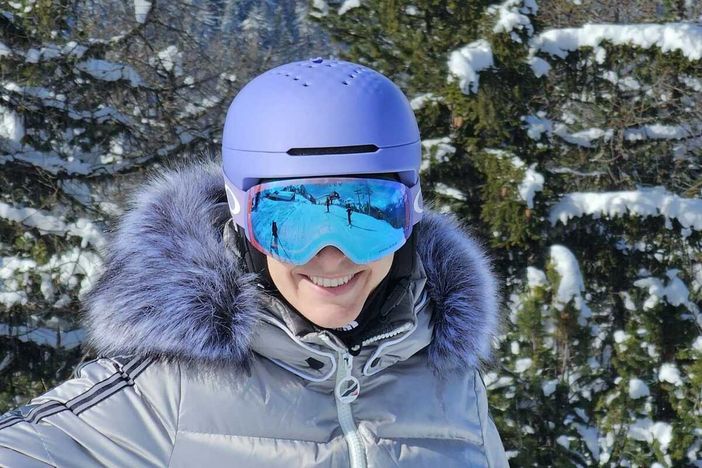 Sulle piste di sci il casco diventa obbligatorio: nuove regole anche per gli adulti
