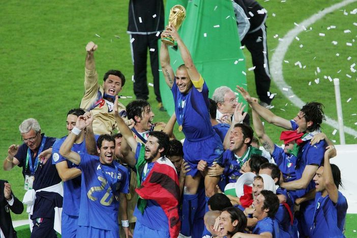 Berlino 2006: Fabio Cannavaro alza la coppa (foto figc.it) Berlino 2006: Fabio Cannavaro alza la coppa (foto figc.it)