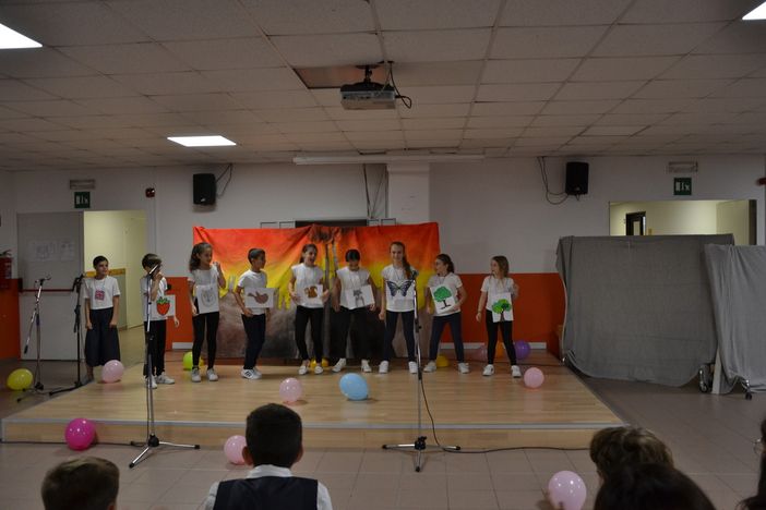 FOTO Elementari Ada Negri, una rilettura green delle fiabe tradizionali