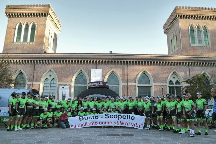 Busto-Scopello, ali di folla per i ciclisti bustesi che hanno pedalato per cento chilometri