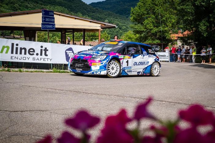 La vittoria di Simone Miele al Rally del Casentino. Sotto, foto di famiglia: da sinistra Mometti, Beltrame, Mauro e Simone Miele