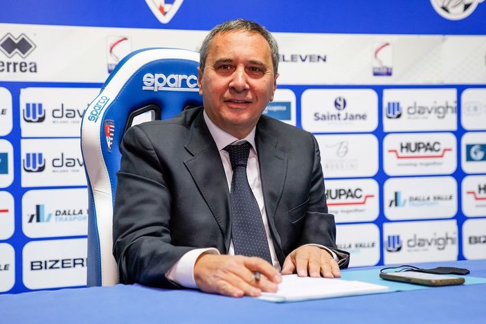 Domenico Citarella nella sala stampa della Pro Patria Domenico Citarella nella sala stampa della Pro Patria