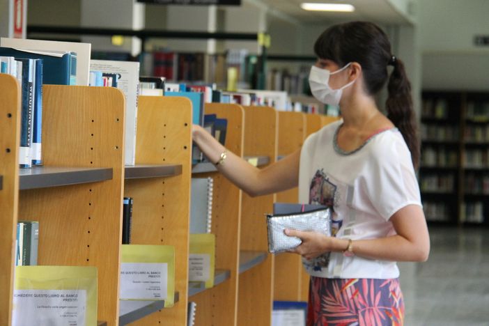 Un libro e una mimosa: la biblioteca Liuc festeggia l’8 marzo