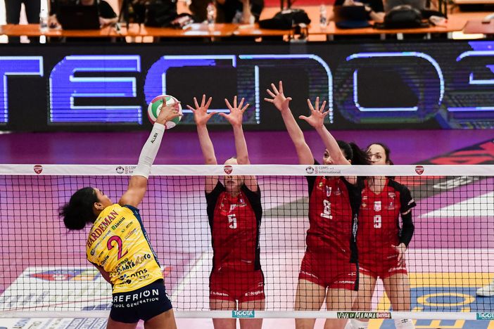 Hardeman - e non solo - piega una brutta Futura (Foto Loris Marini - Lega Volley Femminile) Hardeman - e non solo - piega una brutta Futura (Foto Loris Marini - Lega Volley Femminile)