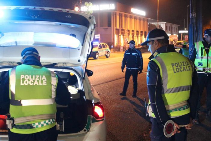 FOTO. Operazione Smart: 243 multe, una denuncia per spaccio e clandestinità, sette patenti ritirate e nove tra fermi e sequestri FOTO. Operazione Smart: 243 multe, una denuncia per spaccio e clandestinità, sette patenti ritirate e nove tra fermi e sequestri