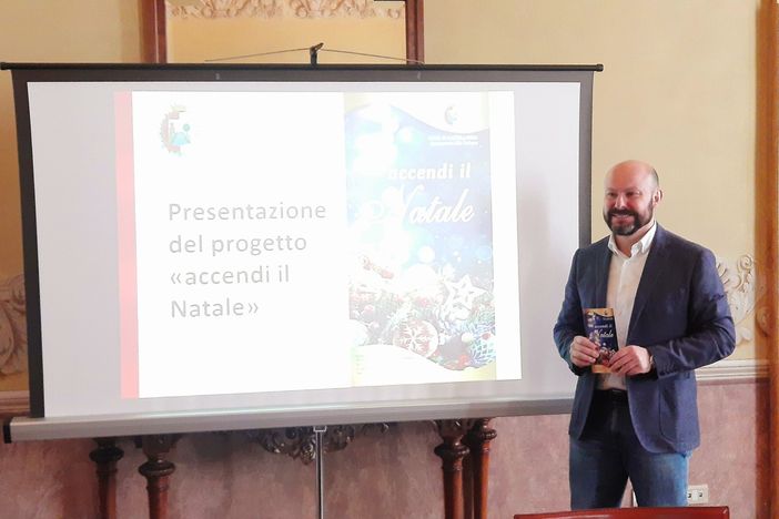 L'assessore Tarlazzi presenta Accendi il Natale a Castellanza L'assessore Tarlazzi presenta Accendi il Natale a Castellanza