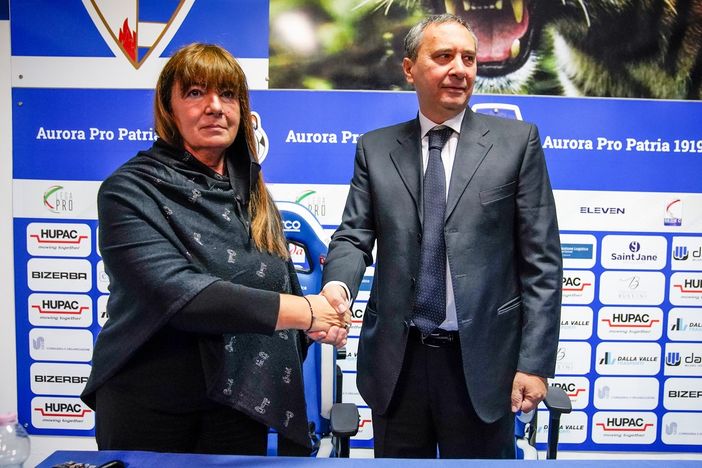 Stretta di mano tra Patrizia Testa e Domenico Citarella (foto Marco Giussani) Stretta di mano tra Patrizia Testa e Domenico Citarella (foto Marco Giussani)