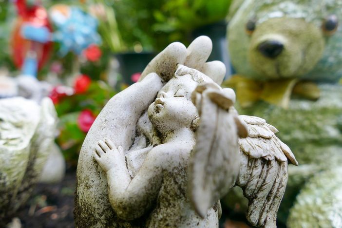 Haiti: «Addio piccolo angelo, battezzato con acqua di rubinetto e una scodella: tu ci aspetterai per aiutarci a entrare in cielo»