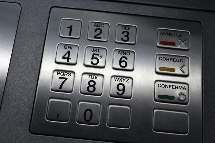 Diciottenne di Busto rapinato e sequestrato in vacanza: «Rivuoi il cellulare? Preleva i soldi dal bancomat» Diciottenne di Busto rapinato e sequestrato in vacanza: «Rivuoi il cellulare? Preleva i soldi dal bancomat»