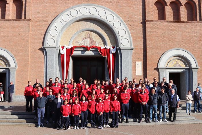 Tutti davanti alla chiesa - foto per cortesia di Davide Fedeli