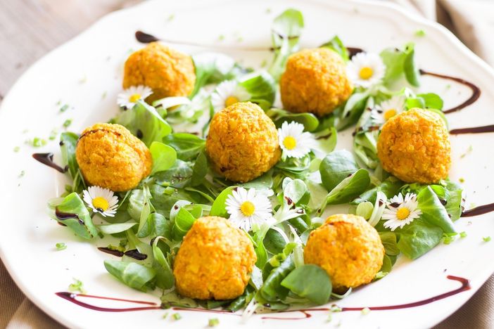 I falafel che Shoua portava alle amiche bustocche, «i più buoni del mondo». Quel mondo che nel dolore diventa minuscolo
