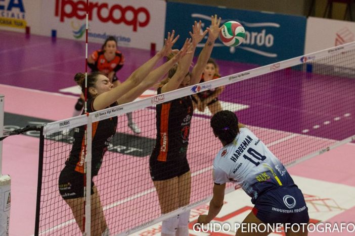 Hardeman (Mondovì) in attacco nel match contro il Macerata, foto Guido Peirone