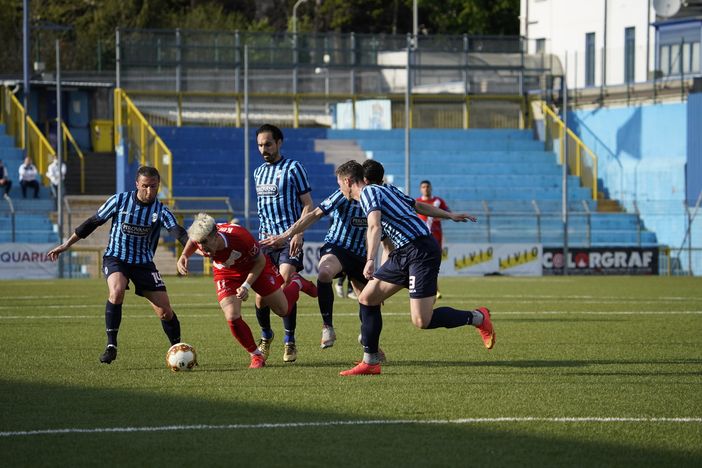 Kolaj mentre dà del filo da torcere ai lecchesi (foto di Marco Giussani)