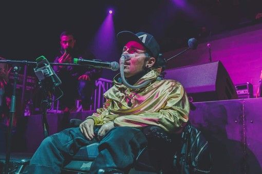 La distrofia di Duchenne non ferma Michele Sanguine: il rapper cerca fondi per la sua prima sitcom