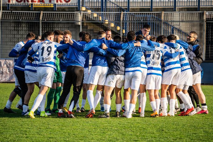L'abbraccio tigrotto alla fine della partita (foto di Marco Giussani). Sotto Francesco Bonfanti in una foto con Paolo Tramezzani