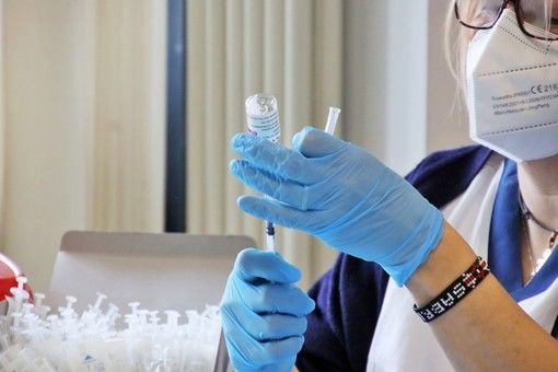 L’Unione Europea vuole arrivare al 70% di popolazione vaccinata entro l’estate