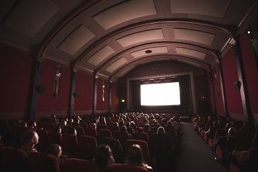 Cinema e teatri, la capienza sale all'80%: negli stadi al 75%. Niente da fare per discoteche e concerti