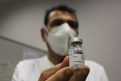 Vaccini, da domani stop ad AstraZeneca per gli under 60. Le seconde dosi saranno con Pfizer o Moderna