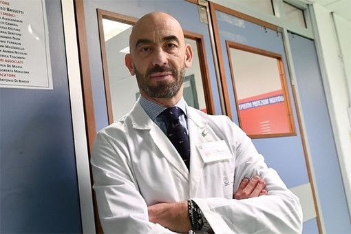 Covid, Bassetti controcorrente: «Tamponi a tutti? Tra un mese rischio Paese ingessato in quarantena» Covid, Bassetti controcorrente: «Tamponi a tutti? Tra un mese rischio Paese ingessato in quarantena»