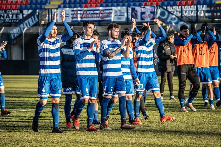 Il saluto dei tigrotti ai tifosi che continuano a manifestare il supporto fuori dalle mura dello Speroni (foto di Marco Giussani) Il saluto dei tigrotti ai tifosi che continuano a manifestare il supporto fuori dalle mura dello Speroni (foto di Marco Giussani)