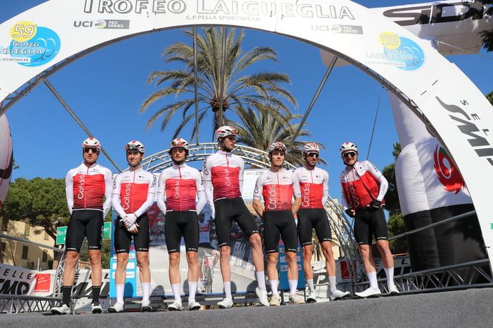 FOTO E VIDEO. Al via la 59ª edizione del Trofeo Laigueglia, Fortunato (Eolo Kometa) a caccia di un altro successo: «Partiamo forti e motivati»