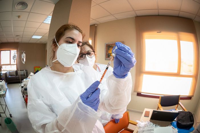 Terza dose, nei primi tre giorni in provincia 678 somministrazioni. Prima i fragili, entro dicembre Rsa ed over 80 Terza dose, nei primi tre giorni in provincia 678 somministrazioni. Prima i fragili, entro dicembre Rsa ed over 80