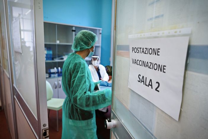 «Grazie ai 300 medici che si sono offerti, ma ne servono altri per vaccinare tutti» «Grazie ai 300 medici che si sono offerti, ma ne servono altri per vaccinare tutti»