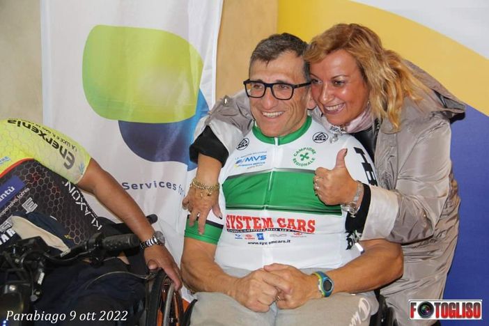 Vito Lascaro con la moglie Susanna e con altri atleti