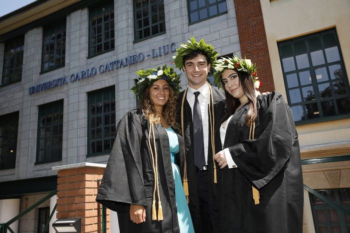 Un gruppo di neo-laureati alla Liuc