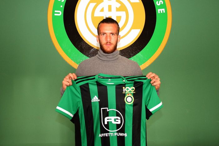 Lorenzo Melli con la sua nuova maglia Lorenzo Melli con la sua nuova maglia