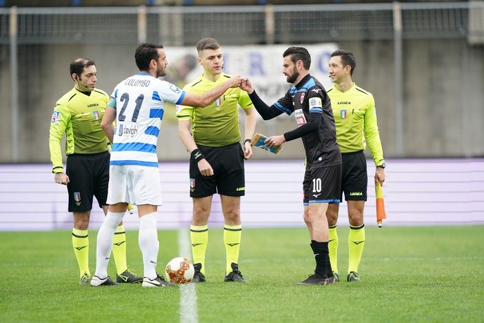 L'avvio di un derby ad alta tensione allo Speroni (foto di Marco Giussani)