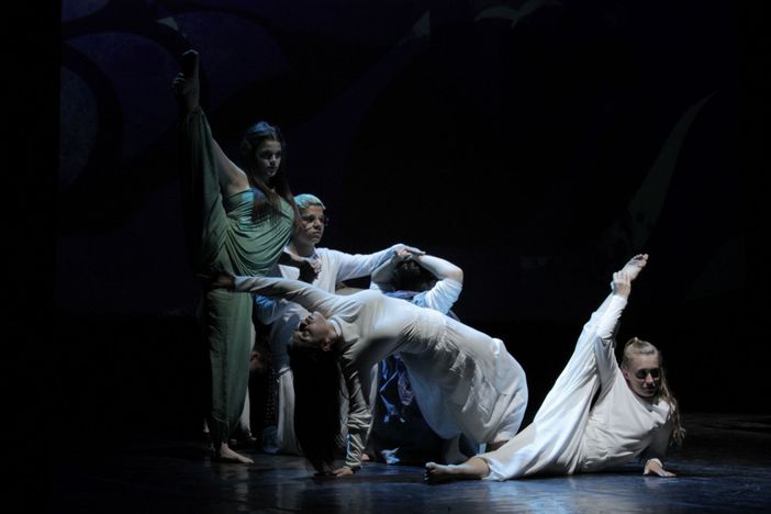 L’applauso di 500 spettatori al teatro Sociale per gli studenti del liceo Scienze umane di Acof