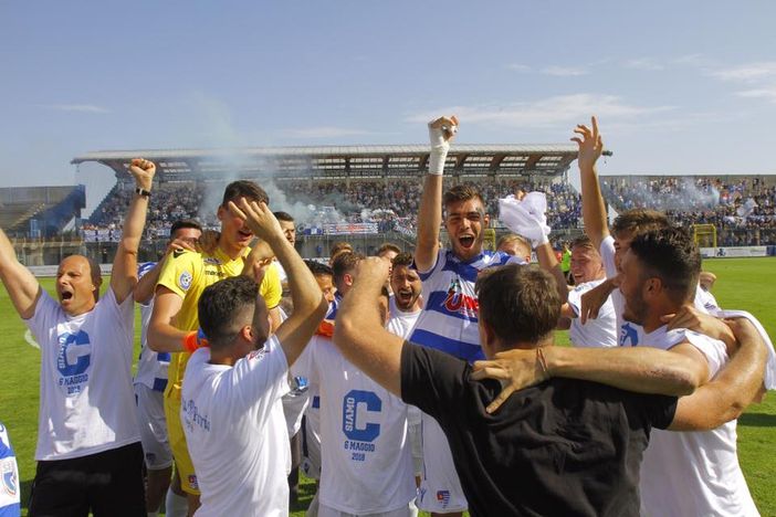 Zaro e il giorno più bello da tigrotto: la promozione in serie C con i compagni e Javorcic (foto di Daniele Belosio)