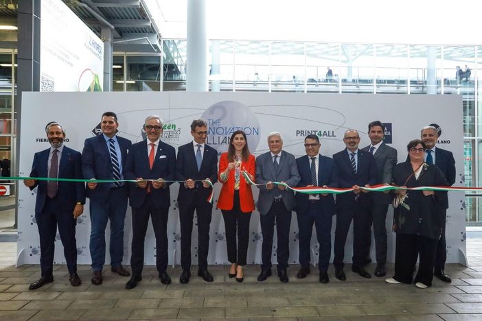 Il momento del taglio del nastro