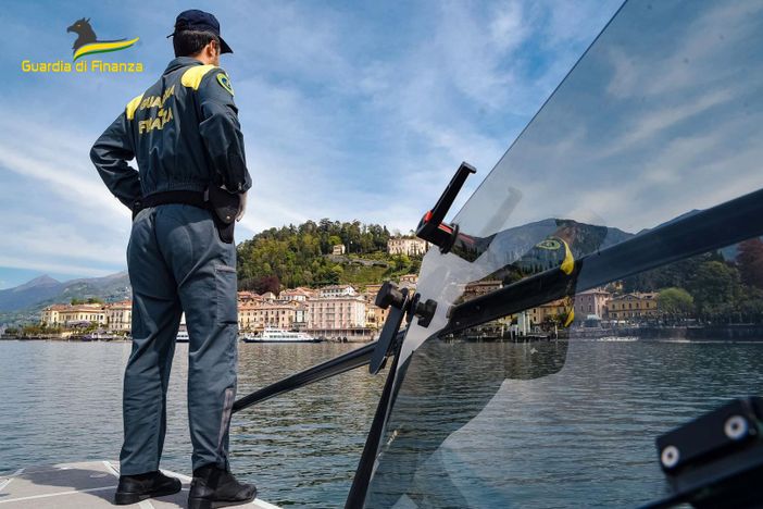 Resta in panne con la barca sul lago di Como, salvato dalla motovedetta della Guardia di Finanza Resta in panne con la barca sul lago di Como, salvato dalla motovedetta della Guardia di Finanza