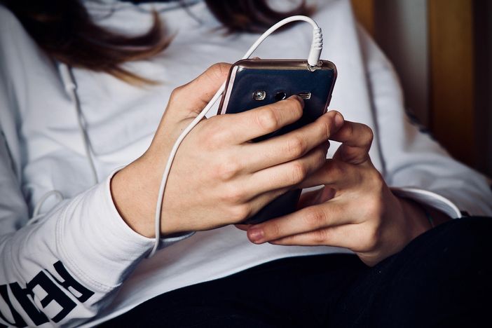 Smartphone vietati anche alle scuole superiori: scatta il divieto del Ministero Smartphone vietati anche alle scuole superiori: scatta il divieto del Ministero