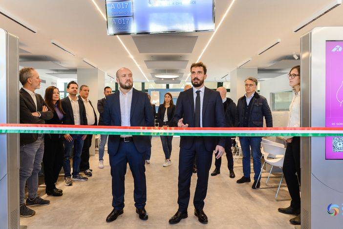 A sinistra Francesco Alfieri, responsabile Front Office, a destra Andrea Tugnoli, amministratore delegato Acinque Energia A sinistra Francesco Alfieri, responsabile Front Office, a destra Andrea Tugnoli, amministratore delegato Acinque Energia