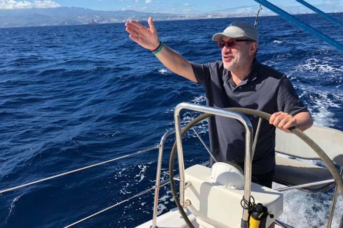 Bobo Maroni, qui in barca a vela per una regata nell'Atlantico, è partito per un lungo viaggio Bobo Maroni, qui in barca a vela per una regata nell'Atlantico, è partito per un lungo viaggio