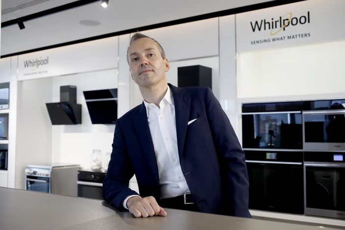 Fabio Colombo, Vice Presidente delle Risorse Umane di Whirlpool EMEA. Sotto: una delle fabbriche dello stabilimento Whirlpool di Cassinetta