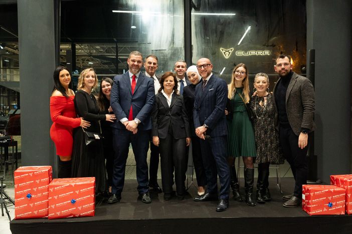 Una bella foto di gruppo per celebrare una speciale serata di festa (foto Alessandro D'Amico)