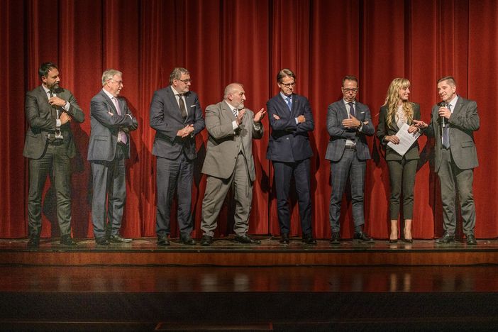 FOTO. Gallarate: applausi e stupore per il Gran Galà del Commercio FOTO. Gallarate: applausi e stupore per il Gran Galà del Commercio