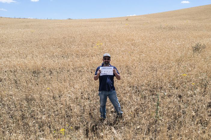 Fabio Longhin nel suo ettaro adottato a Raddusa, in Provincia di Catania