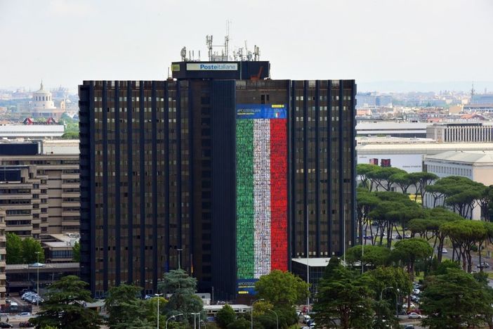 Poste italiane: il volto dei dipendenti della provincia di Varese sulla bandiera per tifare gli azzurri